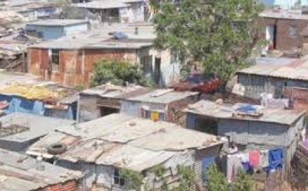 سكان الحي الفوضوي uv3يحتجون امام دائرة الحجار  و يطالبون بالترحيل