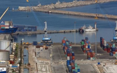 وزير النقل مستاء من سير عملية استقبال البواخر بميناء جنجن ويؤكد على ضرورة توسيع مطار فرحات عباس بجيجل  