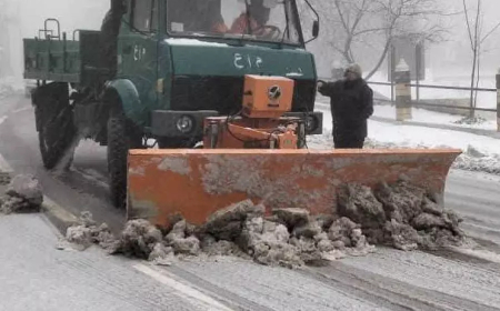 مصالح الأشغال العمومية تواصل تدخلاتها الميدانية لفتح المحاور المغلقة جراء تراكم الثلوج