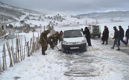 إنقاذ عشرات العالقين وإجلاء عائلات حاصرتها الثلوج ومياه الأمطار بشرق البلاد