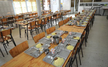 مطلقات و أرامل و معوزات  يشتغلن بالمطاعم المدرسية مقابل بقايا الاكل