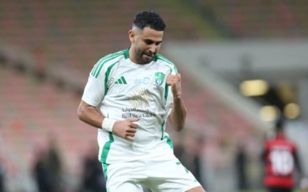 محرز يقود الأهلي الى فوز كاسح ويسجل هدفا عالميا في مرمى نادي الرياض