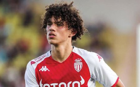 اكليوش يتلقى هدية رمزية من فريق مسقط رأس والديه في الجزائر