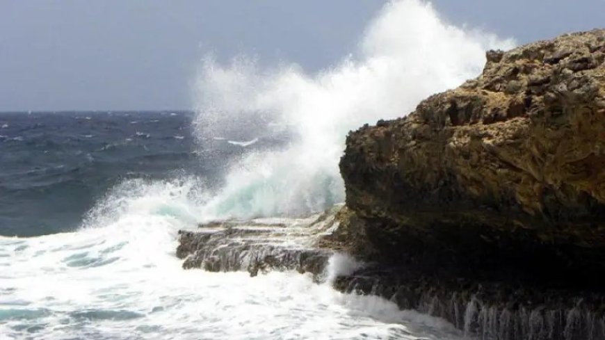 غلق طريق شاطئ سطورة بسكيكدة بسبب الأمواج