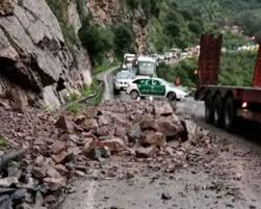  إنهيار صخري  جديد بالطريق الوطني رقم 27 بجيجل  