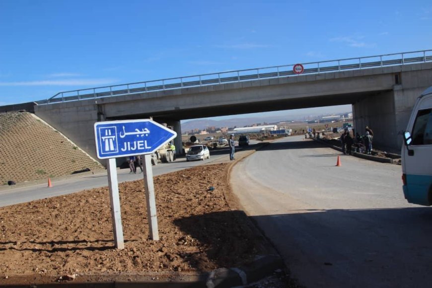 وزير الأشغال العمومية يؤكد على تعهد المجمع الإيطالي بتسريع وتيرة  الأشغال بالأشطر المتبقية من منفذ الطريق السريع جيجل / العلمة