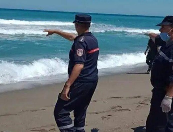 انقاذ شخصان علقا بالصخور البحرية في شاطئ بوڨنة بسرايدي 