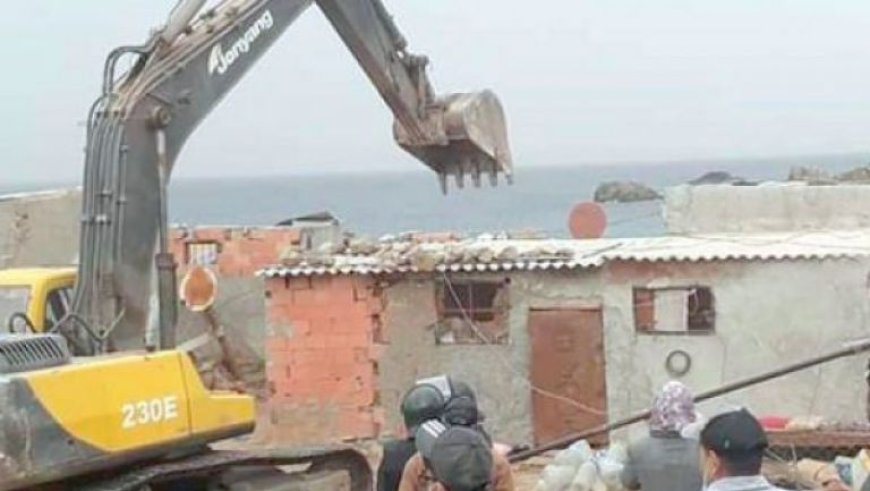 هدم بنايات فوضوية وإسطبلات بحي 1320 مسكن بالبوني