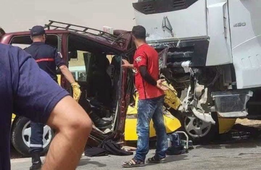 قتلى وجريحان في اصطدام بين سيارة نقل جماعي وشاحنة بتيارت