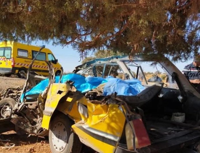  6 قتلى إثر إصطدام شاحنة بسيارة نقل جماعي