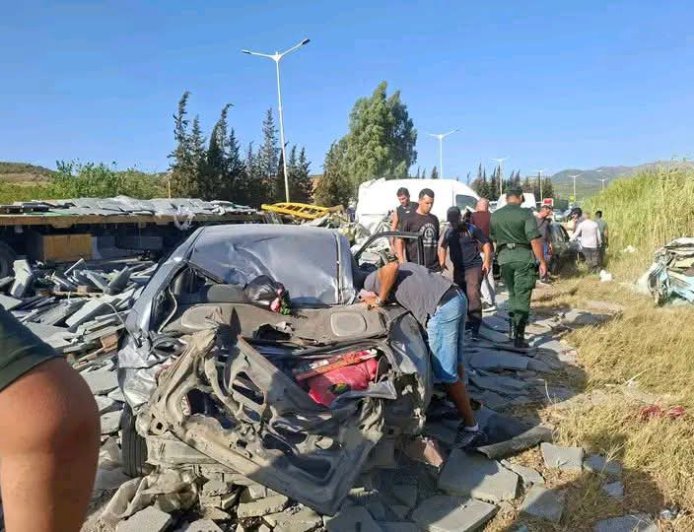وفاة عشرة أشخاص وإصابة عشرة آخرين في حادث مرور بتيزي وزو