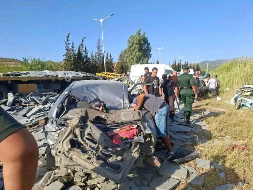 وفاة عشرة أشخاص وإصابة عشرة آخرين في حادث مرور بتيزي وزو