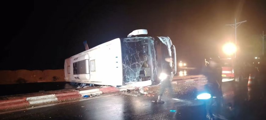 وفاة شخص وإصابة 14 آخرين في انقلاب حافلة ببسكرة