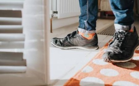ماذا يحدث عندما ندخل المنزل بالحذاء؟.. مخاطر صحية خطيرة