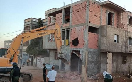 هدم بناء غير شرعي بالمدينة الجديدة بقالمة 