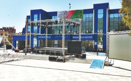"ليلة ليست ككل الليالي"...   عرض مسرحي يستحضر جراح الطفولة ويفتح نوافذ الأمل ببجاية