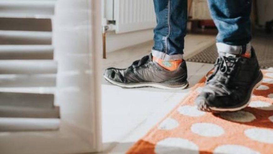 ماذا يحدث عندما ندخل المنزل بالحذاء؟.. مخاطر صحية خطيرة